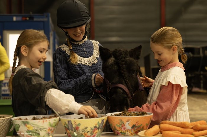 Pony-Fahrquadrille mit Kindern