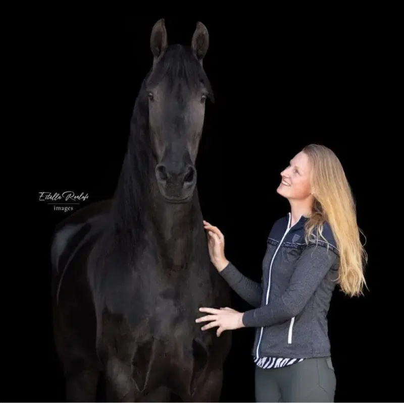 Berber van der Meer met een Fries paard