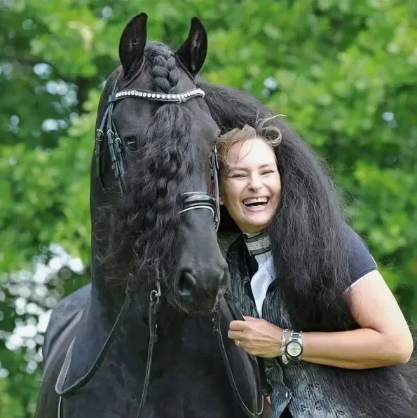 Esther Liano met een Fries paard