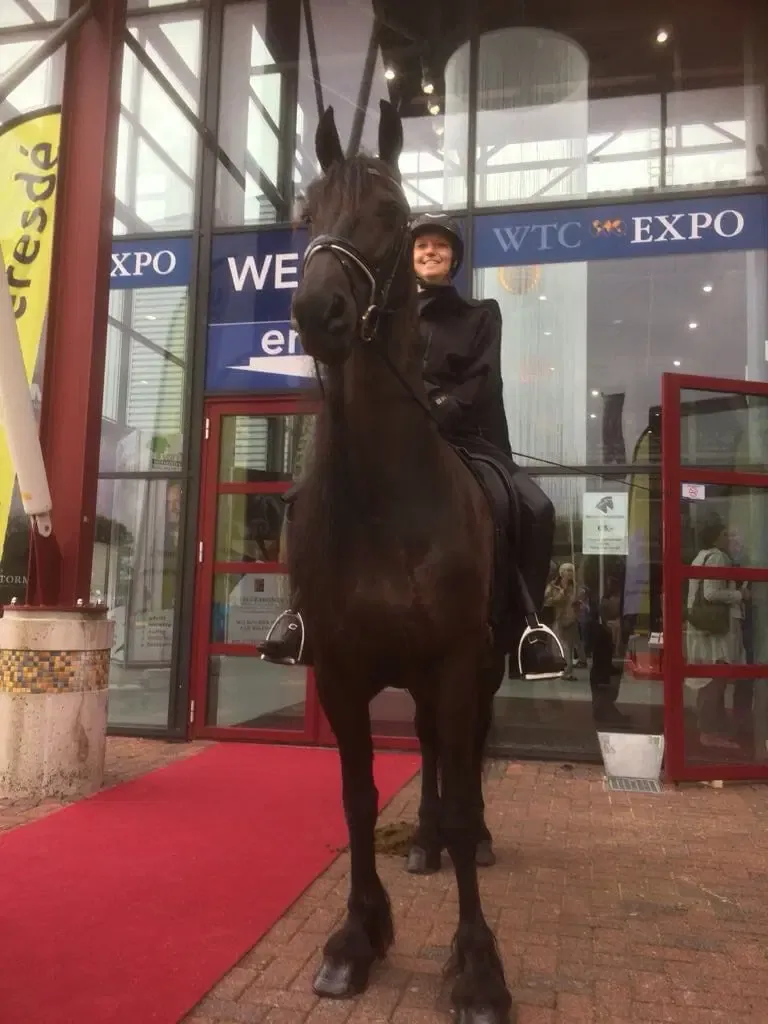 Johanna Hoogeveen-Bruinsma te paard bij het WTC Expo