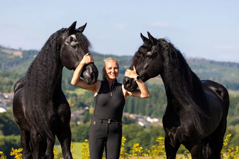 Stephanie Dietrich met twee Friese paarden