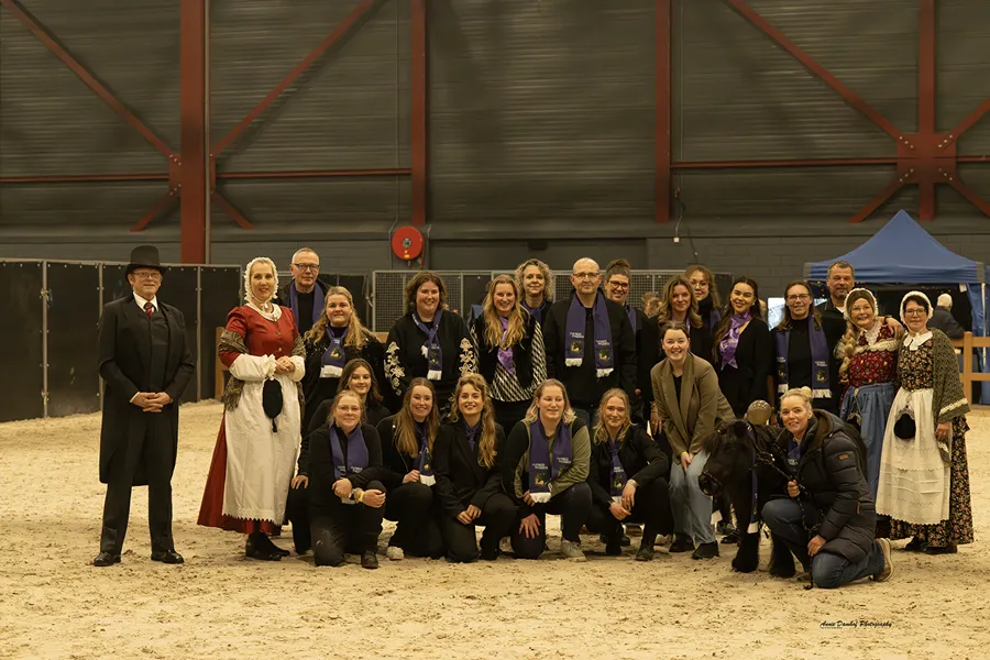 Het ensemble van It Hynder fan Harich in kostuum in de arena